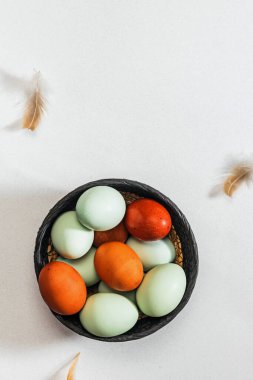 Organik yumurta çeşitliliği ve kuş tüyü, üst manzara. Paskalya Kompozisyonu