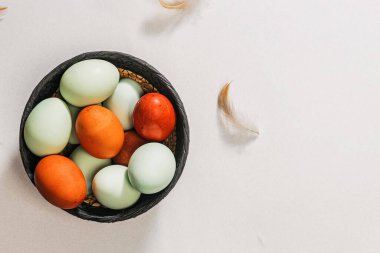 Sepette aile yadigarı yumurtalar, üst manzara, doğal tarım. Bahar Paskalya Kompozisyonu