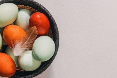 Sepetteki doğal mavi ve kırmızı yumurtaların çeşitliliği, eko doğal çiftçi ürünü