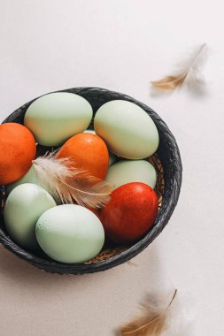 Doğal olarak pastel renkli Paskalya yumurtaları sepete yakın planda.