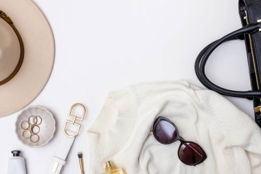 Kadınsı aksesuarlar düz konum, şapka, çanta, güneş gözlüğü ve mücevher