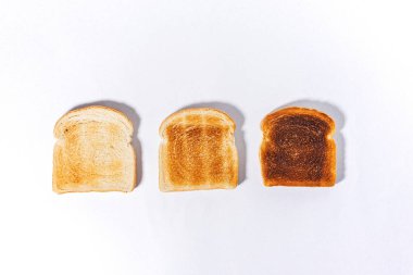 Farklı bir seviyede üç dilim ekmek, sandviç dilimleri.