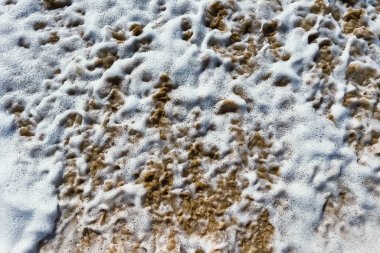 kum plajı üzerinde inişli çıkışlı dalgalar deniz