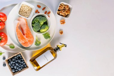 İşlenmemiş taze yiyecekler, iltihaplanma önleyici diyet ürünleri, sağlıklı beslenme bileşimi, üst görünüm.