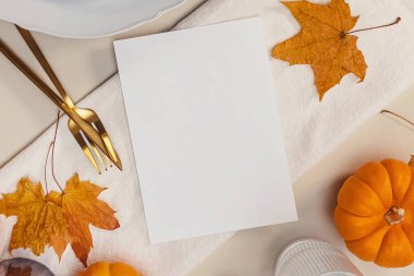 Şükran Günü davetiyesi maketi, yapraklı güz masası seti ve boş kağıt kart, mesaj için yer
