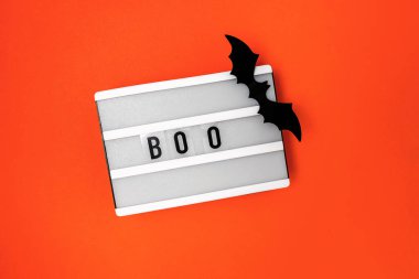 En az Cadılar Bayramı süsü, içinde Boo ve yarasa silueti olan ışık kutusu.