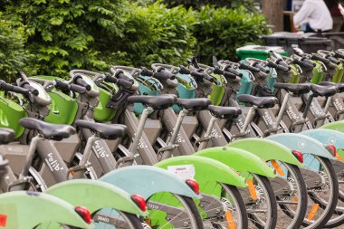 Paris, Fransa 15 Mayıs 2024: Şehir bisikletleri sokakta üst üste kiralık.