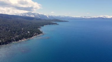 Baharda Tahoe Gölü 'nün havadan manzarası.
