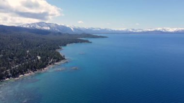 Baharda Tahoe Gölü 'nün havadan manzarası.