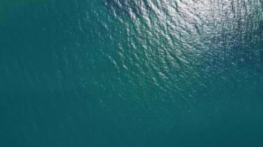 Tahoe Gölü 'nün su yüzeyinin havadan görünüşü