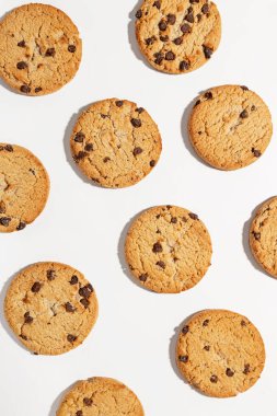 Beyaz arka planda çikolata yongası çerezleri, üst görünüm