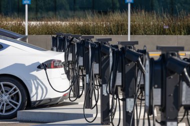 Dublin, Kaliforniya, ABD - 7 Haziran 2024: Tesla arabası elektrikli araç şarj istasyonunda