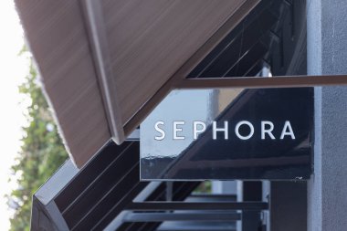 Dublin, Kaliforniya, ABD - 7 Haziran 2024: Sephora logosunun girişteki yakın görüntüsü, Sephora, ünlü bir kişisel bakım ve güzellik zinciridir.