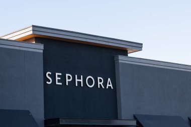 Dublin, Kaliforniya, ABD - 7 Haziran 2024: Sephora logosunun girişteki yakın görüntüsü, Sephora, ünlü bir kişisel bakım ve güzellik zinciridir.
