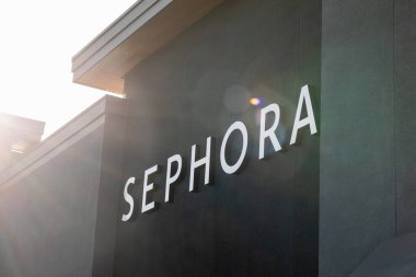 Dublin, Kaliforniya, ABD - 7 Haziran 2024: Sephora logosunun girişteki yakın görüntüsü, Sephora, ünlü bir kişisel bakım ve güzellik zinciridir.