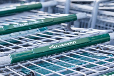 Dublin, Kaliforniya, ABD - 7 Haziran 2024: Whole Foods Market 'teki alışveriş arabalarının yakın görüntüsü