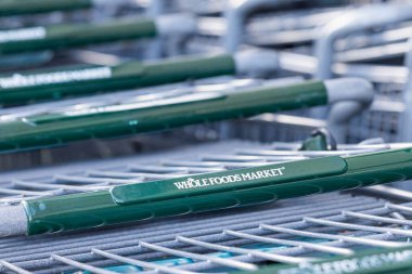 Dublin, Kaliforniya, ABD - 7 Haziran 2024: Whole Foods Market 'teki alışveriş arabalarının yakın görüntüsü