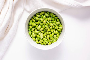 Yeşil haşlanmış soya fasulyesi, kabuklu edamame kabuğu, üst manzara.