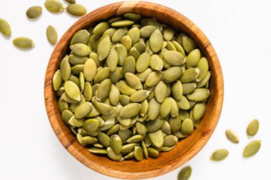 Kabak tohumlarının küçük bir kasede yakın plan görüntüsü