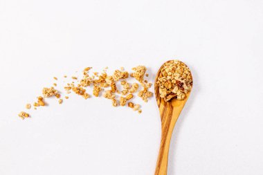 Tahta bir kaşıkta tahıl ve masaya saçılmış.