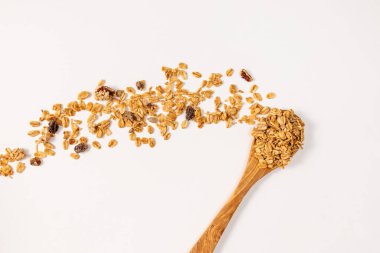 Karışık fındıklı granola ve tahta kaşıkta ölmüş meyveler.