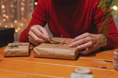 İnsanın evde Noel hediyesini paketlediği yakın çekim görüntüsü