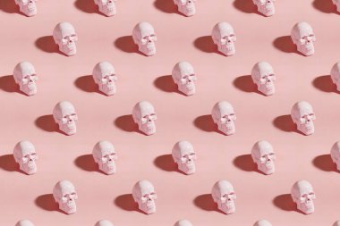 Pastel arka planda pembe kafatası, yaratıcı Cadılar Bayramı deseni