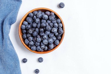 Tahta kasede taze yaban mersini, üst manzara.