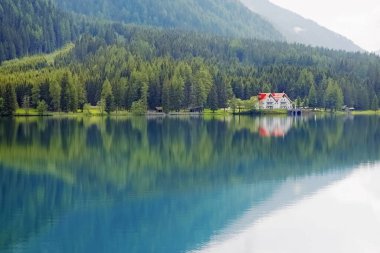 Lakeside Evi 'nin Huzurlu Yansımaları Öğleden Sonra Lush Ormanlarıyla çevrili