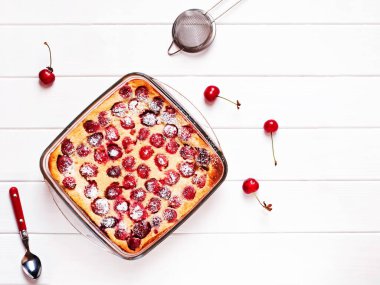 Lezzetli ev yapımı kiraz Fransız tatlı clafoutis beyaz tablo, üstten görünüm