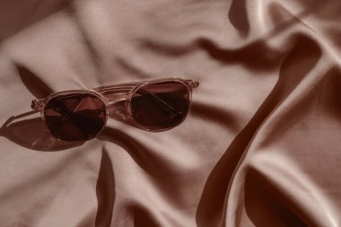 Yumuşak kumaş üzerine yumuşak güneş gözlüğü, 2025 yılının renginde aydınlatma tonu.