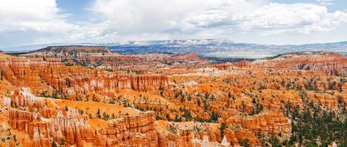 Bryce Kanyonu 'nda sersemletici panoramik kabadayılar ve canlı kaya oluşumları.