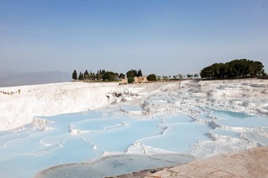 Sersemletici Pamukkale terasları Türkiye 'de mineral zengini termal havuzların doğal güzelliğini sergiliyor