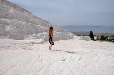 Türkiye 'de güneşli bir yaz gününde Pamukkale' nin eşsiz teraslarını keşfeden kadın.