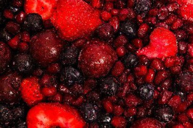 Çeşit çeşit dondurulmuş böğürtlen rengarenk karışımı tatlı hazırlama ya da smoothie hazırlama için hazır.