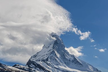 Majestic Matterhorn zirvesi dramatik gökyüzünün altında gün ortasında İsviçre Alplerinde dönen bulutlarla