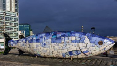 Belfast, Kuzey İrlanda 25 Kasım 2023 - Titanik Belfast Müzesi Tarih Teknesi Mimarisi