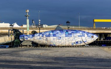 Belfast, Kuzey İrlanda 25 Kasım 2023 - Titanik Belfast Müzesi Tarih Teknesi Mimarisi