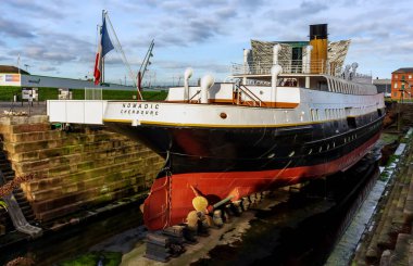 Belfast, Kuzey İrlanda 25 Kasım 2023 - Titanik Belfast Müzesi Tarih Teknesi Mimarisi