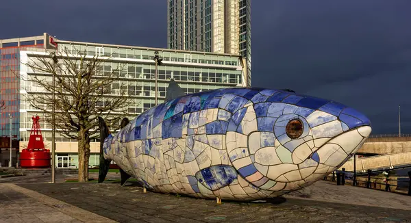 Belfast, Kuzey İrlanda 25 Kasım 2023 - Titanik Belfast Müzesi Tarih Teknesi Mimarisi