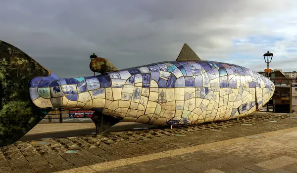 Belfast, Kuzey İrlanda 25 Kasım 2023 - Titanik Belfast Müzesi Tarih Teknesi Mimarisi