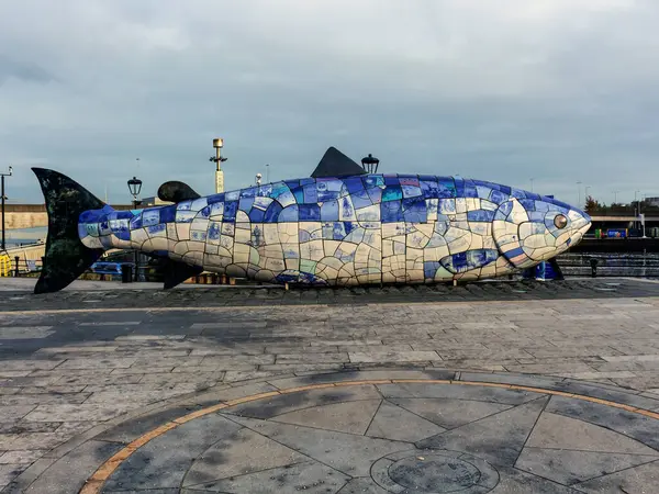 Belfast, Kuzey İrlanda 25 Kasım 2023 - Titanik Belfast Müzesi Tarih Teknesi Mimarisi