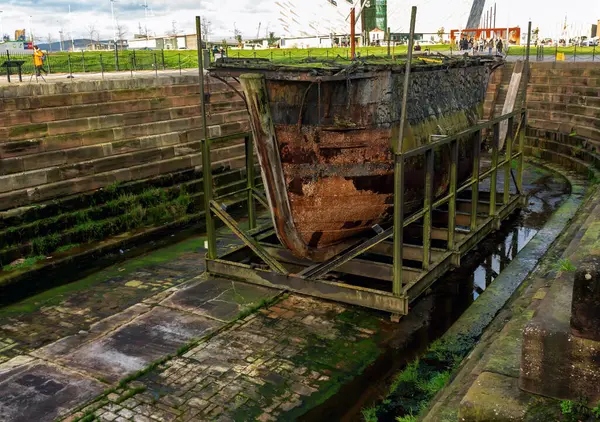 Belfast, Kuzey İrlanda 25 Kasım 2023 - Titanik Belfast Müzesi Tarih Teknesi Mimarisi