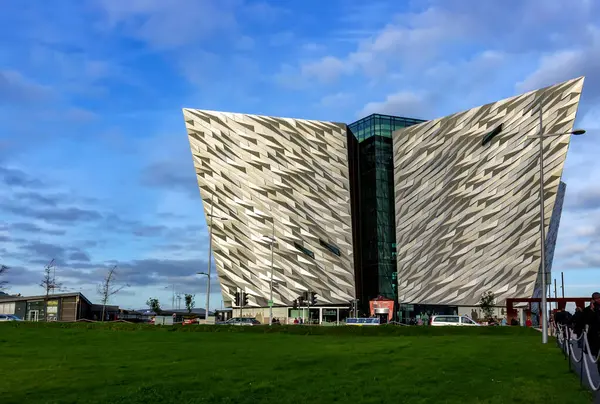 Belfast, Kuzey İrlanda 25 Kasım 2023 - Titanik Belfast Müzesi Tarih Teknesi Mimarisi
