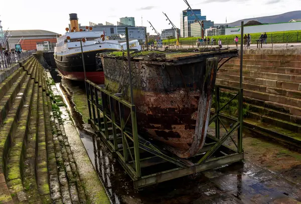 Belfast, Kuzey İrlanda 25 Kasım 2023 - Titanik Belfast Müzesi Tarih Teknesi Mimarisi