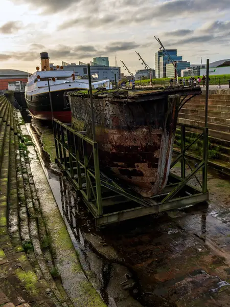 Belfast, Kuzey İrlanda 25 Kasım 2023 - Titanik Belfast Müzesi Tarih Teknesi Mimarisi