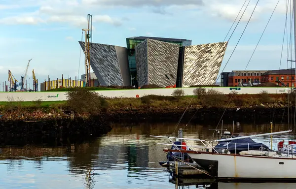 Belfast, Kuzey İrlanda 25 Kasım 2023 - Titanik Belfast Müzesi Tarih Teknesi Mimarisi
