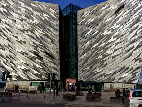 Belfast, Kuzey İrlanda 25 Kasım 2023 - Titanik Belfast Müzesi Tarih Teknesi Mimarisi