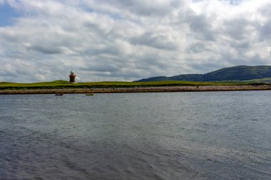 Atlantik Okyanusu. İrlanda 'da hava manzaralı uçurumlar. Vahşi Atlantik Yolu.