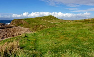 İrlanda 'da hava manzaralı uçurumlar. Vahşi Atlantik Yolu.